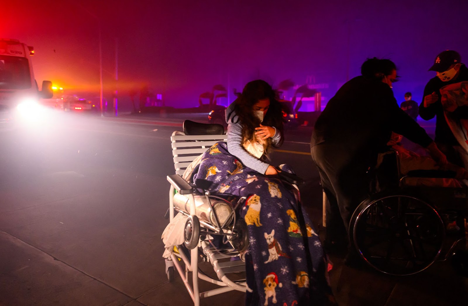 Un patient âgé évacué dans des véhicules d'urgence lors de l'incendie d'Eaton à Pasadena, en Californie, le 7 janvier 2025. | Source : Getty Images