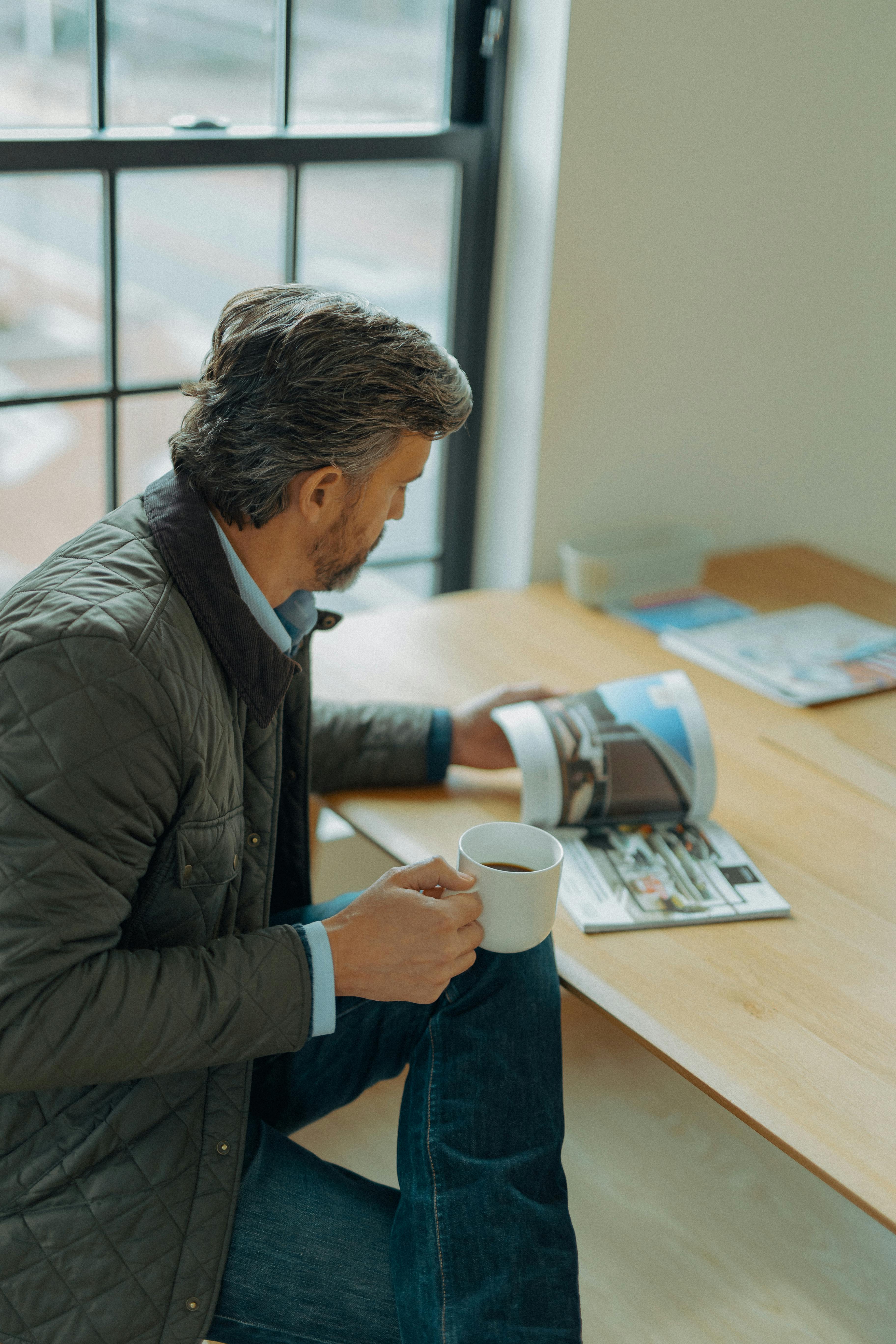 Un homme parcourant une brochure | Pexels