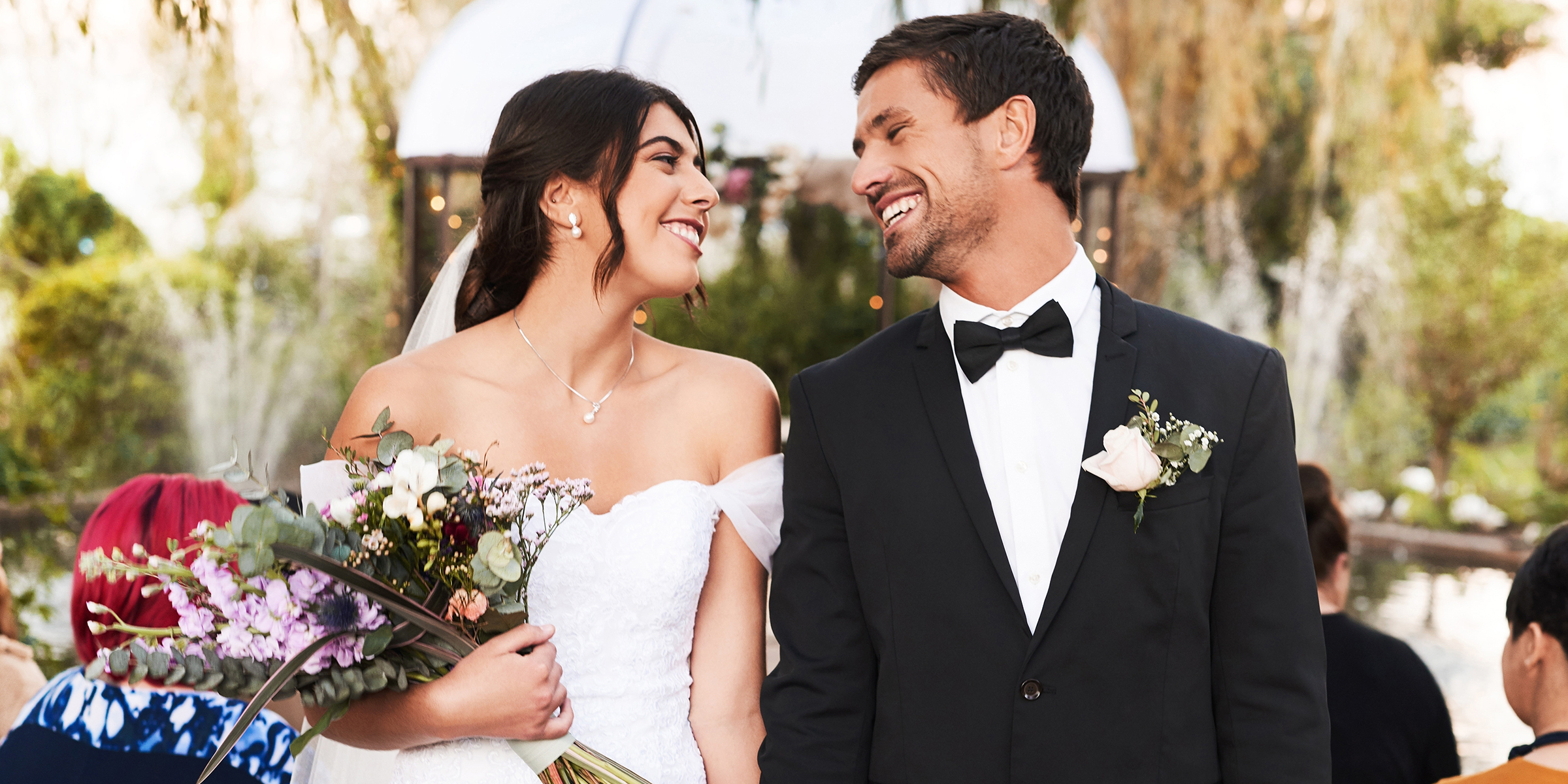 Un couple de jeunes mariés | Source : Shutterstock