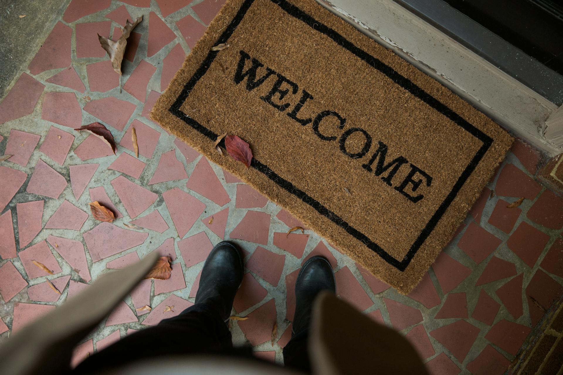 Une personne debout près d'un paillasson | Source : Pexels