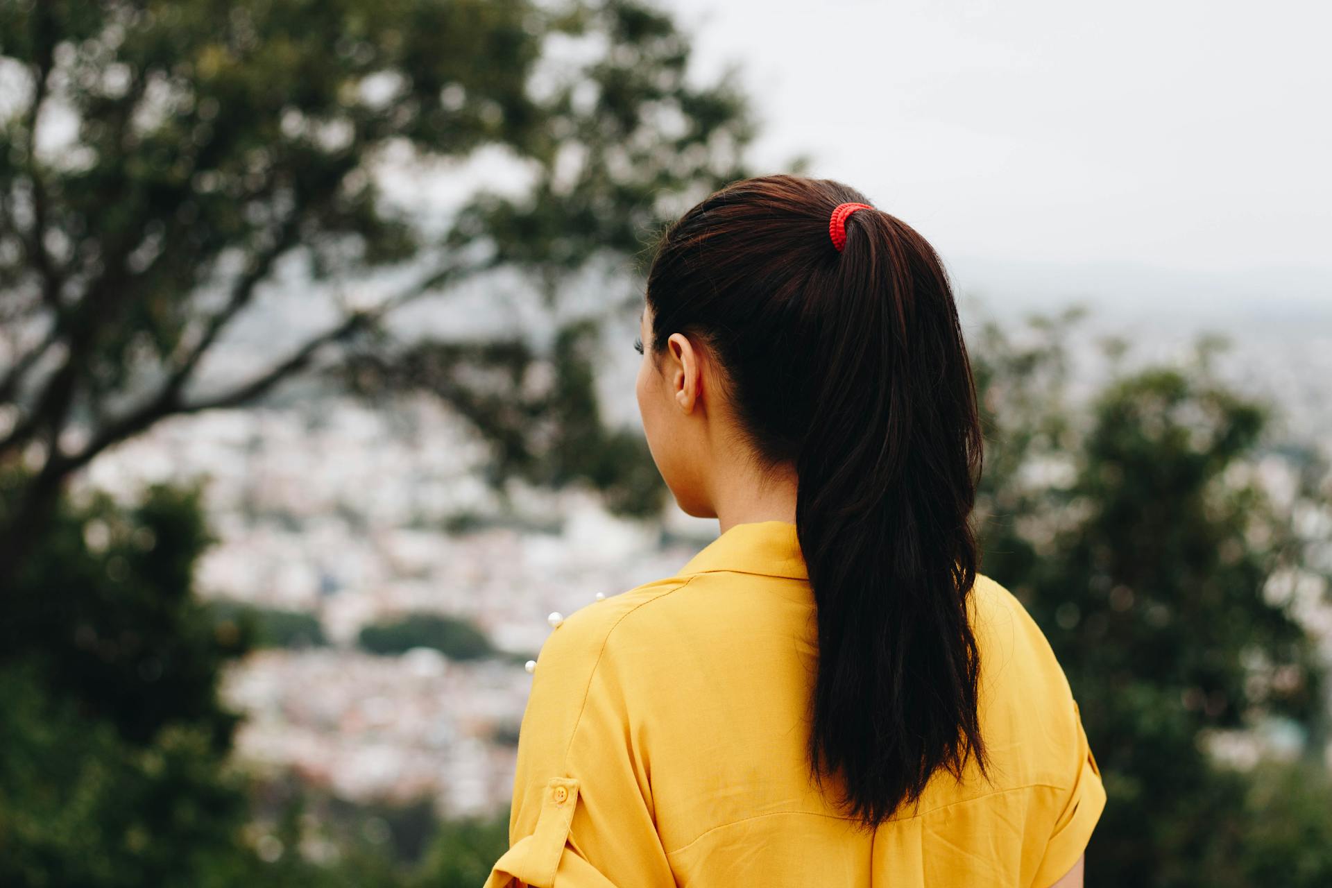 Une adolescente debout à l'extérieur | Source : Pexels