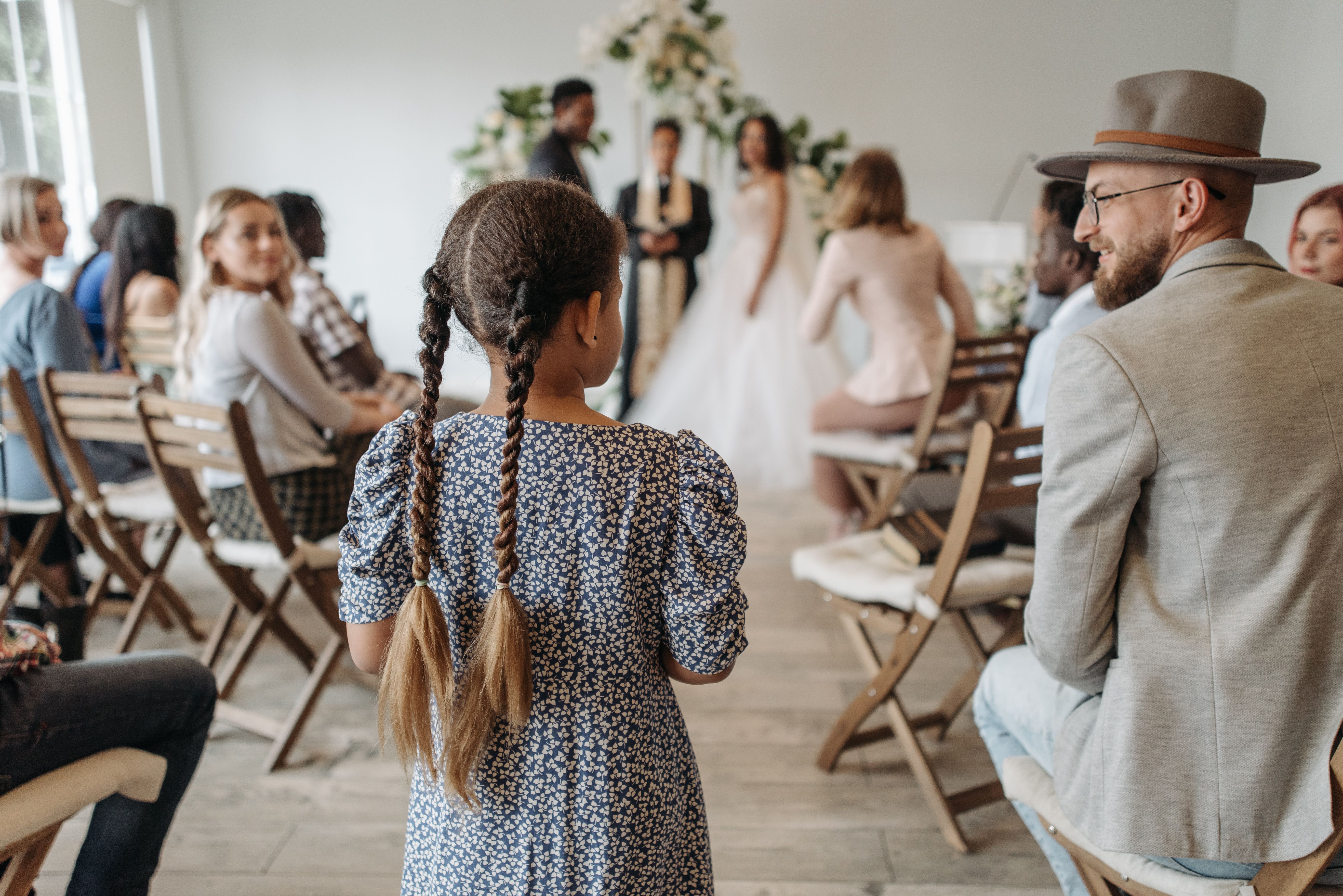 Un homme et une petite fille à un mariage | Source : Pexels