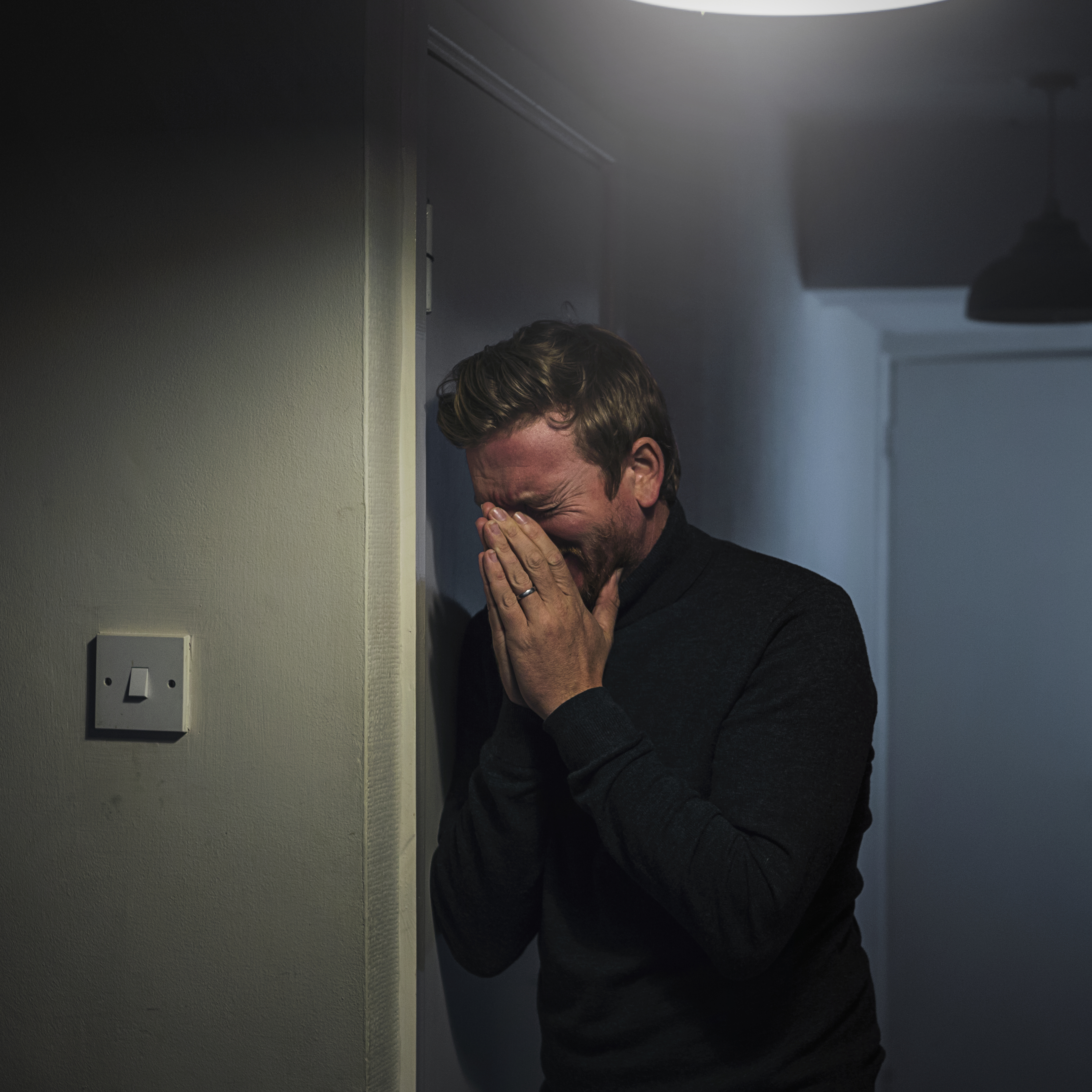 Un homme qui a tout perdu pleure | Source : Getty Images