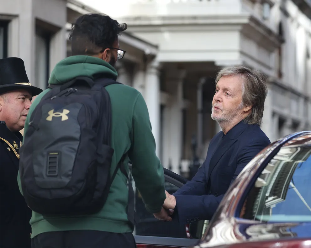Paul McCartney interagissant avec un fan le 27 septembre 2022 à Londres.| Source : Getty Images